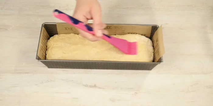 Teig optional mit Wasser bestreichen und längs einschneiden.