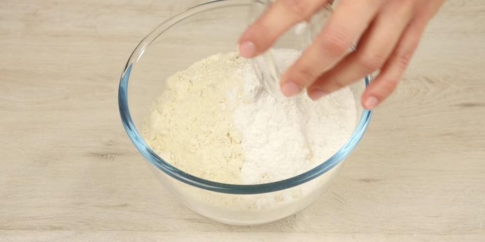 Mehl, Backpulver und Salz vermischen.