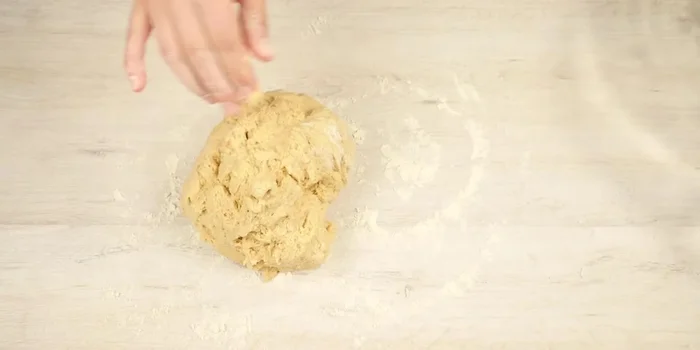 Teig in eine gefettete und mit Backpapier ausgelegte Kastenform geben.