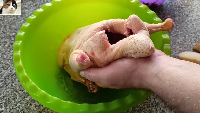 Die Ente innen und außen mit der Himbeersauce großzügig bestreichen.