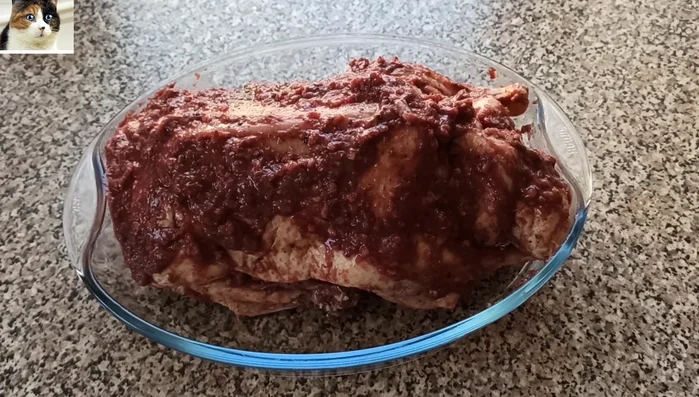 Die marinierte Ente in eine ofenfeste Form geben, mit einem Deckel abdecken und bei 180°C für 2 Stunden backen.