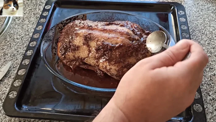 Die Ente nochmals für 15-20 Minuten bei 220°C backen, um eine knusprige Haut zu erhalten.