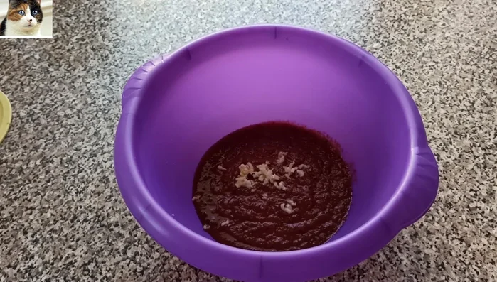 Himbeersauce, Knoblauch, Adyghe-Salz und Pfeffermischung vermischen.