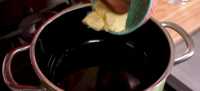 Windbeutel zubereiten: Wasser, Salz und Mehl in einem Topf erhitzen, bis sich ein Teigklumpen bildet. Eier nach und nach unterrühren. (138.459)