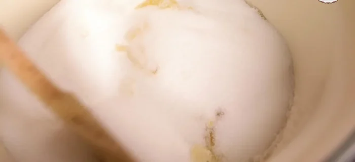 Karamellcreme zubereiten: Zucker in einem Topf karamellisieren (mittlere Hitze). Butter hinzufügen und verrühren. Sahne unterrühren, salzen und abkühlen lassen. (17.279)