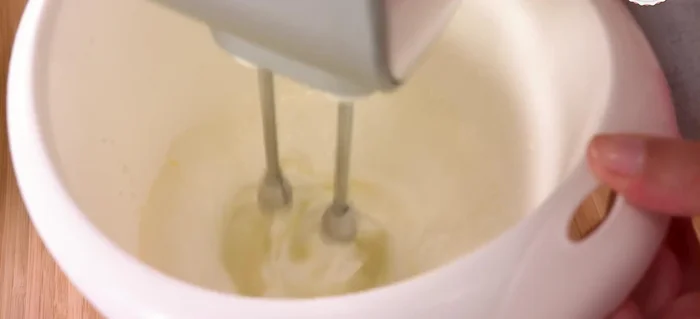 Füllung zubereiten: Mascarpone, Karamell und geschlagene Sahne verrühren. Walnüsse zerkleinern und untermischen. (291.09)