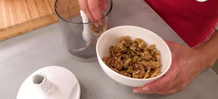 Füllung in einen Spritzbeutel füllen. (332.83)