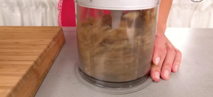 Windbeutel nach dem Backen halbieren und abkühlen lassen. (359.009)