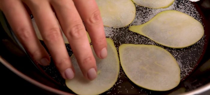 Birnen schälen, in Scheiben schneiden und in einer Pfanne mit Zucker karamellisieren. (396.479)