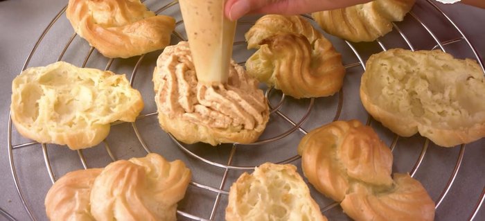 Windbeutel mit der Füllung füllen, mit karamellisierten Birnen und Walnusshälften belegen. Mit Puderzucker bestäuben. (434.699)