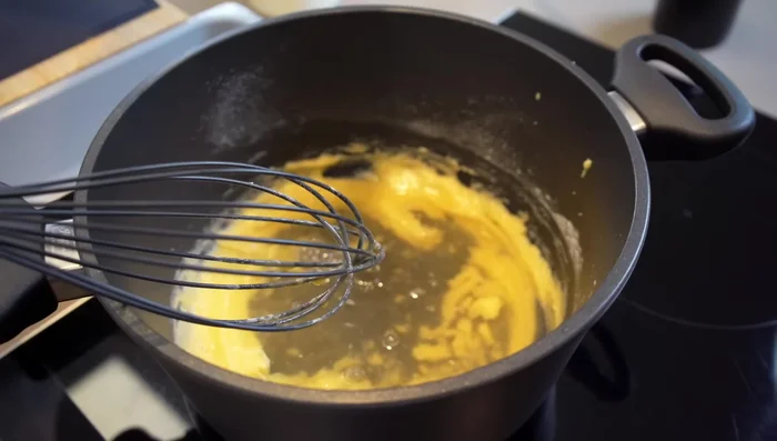 Einen halben Liter Gemüsebrühe nach und nach unterrühren. (107.2-127.719)