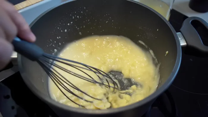 Restliche Gemüsebrühe zugeben und glatt rühren. (140-160.2)