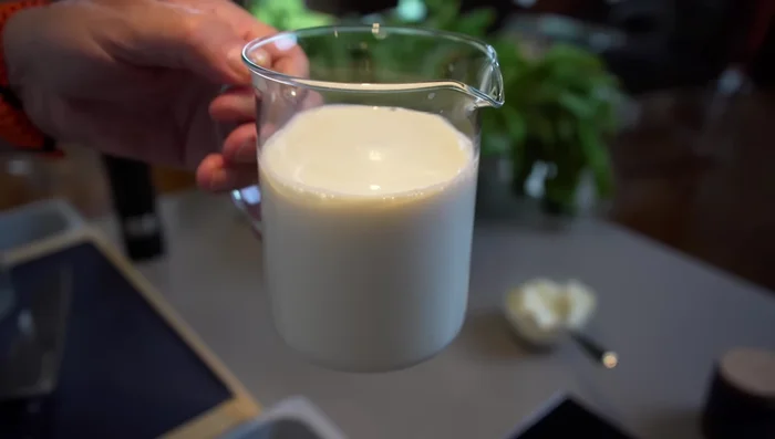 Die Hälfte der Milch unterrühren. (184.84-196.239)