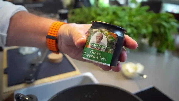 Suppengewürz hinzufügen. (200.84-213.56)