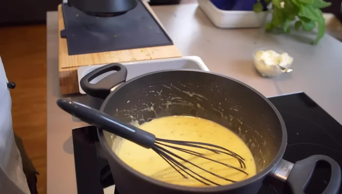 Die Suppe erwärmen (nicht kochen!). Creme fraîche unterrühren. (331.479-353.16)