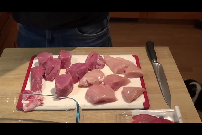 Fleischstücke mit Salz und Pfeffer würzen.