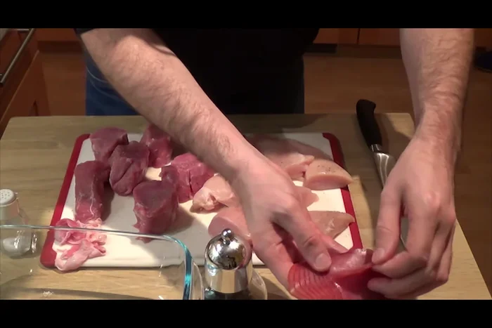 Jedes Fleischstück mit Rohschinken umwickeln.