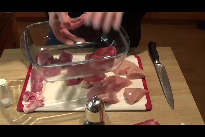 Die umwickelten Fleischstücke in eine Auflaufform geben.