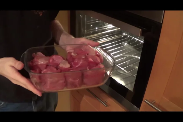 Im vorgeheizten Backofen bei 150 Grad Umluft für 25-30 Minuten (oder bis zu einer Kerntemperatur von 60 Grad) garen. (Evtl. 35-40 Minuten, je nach Größe der Stücke).