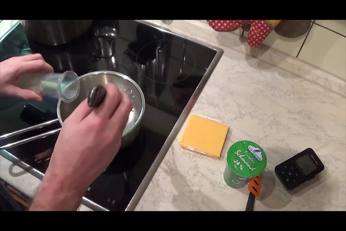 Für die Sauce: Milch und Schmand in einem Topf erwärmen.