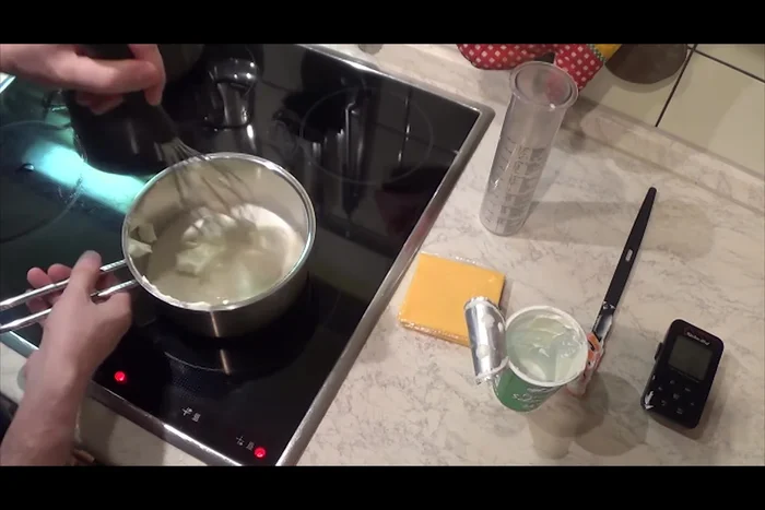 Schmelzkäse hinzufügen und unter Rühren schmelzen lassen.