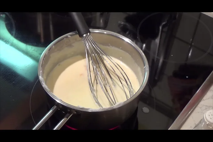 Sauce mit Salz und Pfeffer abschmecken.