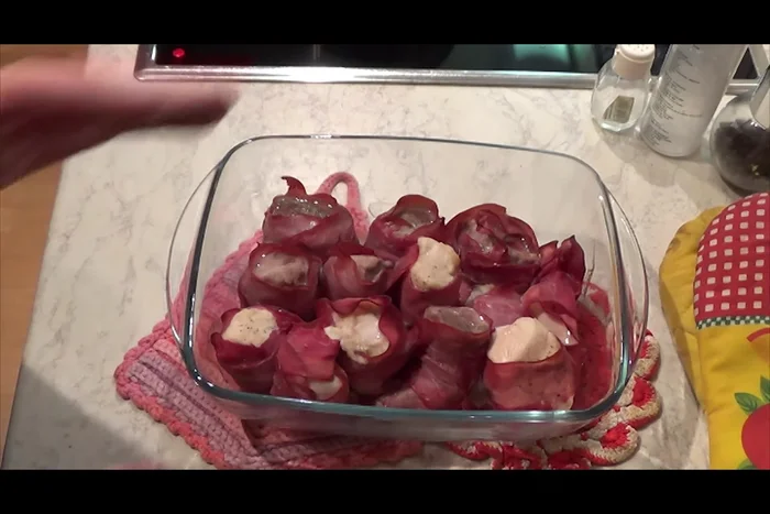 Die gegarte Fleischstücke aus dem Ofen nehmen. Die entstandene Brühe abgießen.