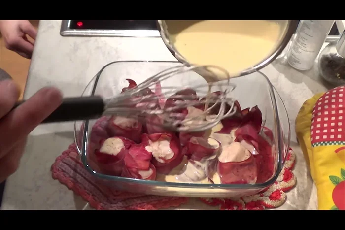 Die Käsesauce über die Filetpäckchen geben und 5-6 Minuten überbacken.