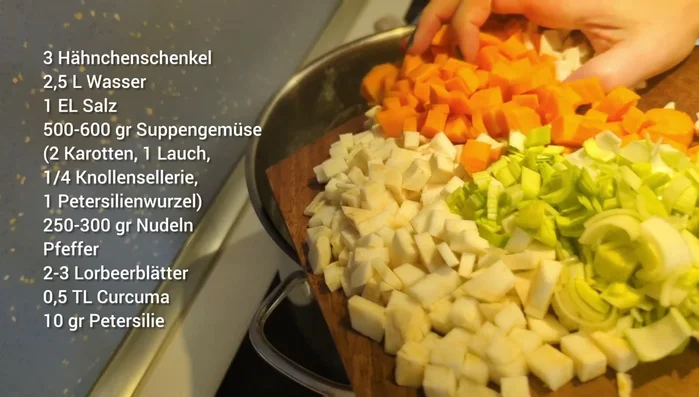 Das geschnittene Gemüse in den Topf geben.