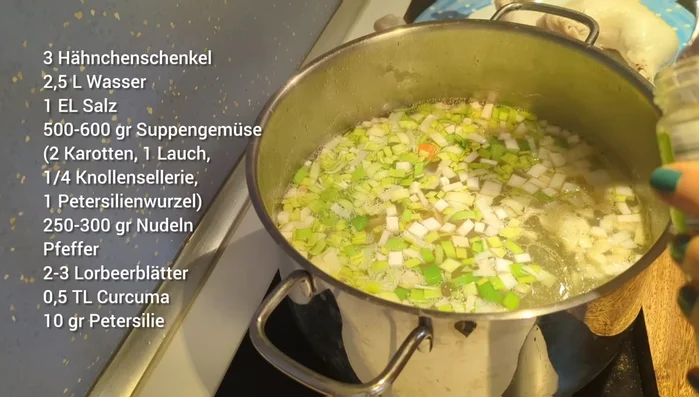 Pfeffer, Lorbeerblätter und Kurkuma hinzufügen.