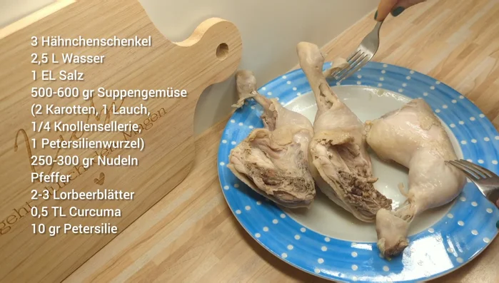 Die Haut von den Hähnchenschenkeln entfernen und das Fleisch zerrupfen.