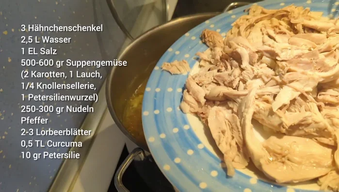 Das zerrupfte Hähnchenfleisch in die Suppe geben und weitere 8-10 Minuten köcheln lassen, bis die Nudeln weich sind.