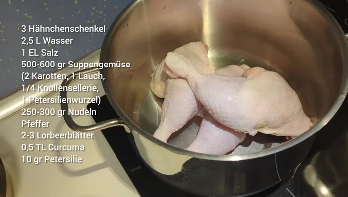 Hähnchenschenkel unter fließendem Wasser waschen und in braunem Wasser mit Salz ca. 35 Minuten kochen. Schaum abschöpfen.