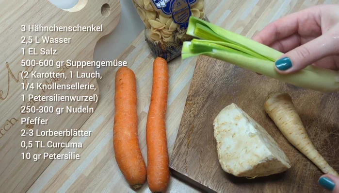 Suppengemüse (Karotten, Lauch, Knollensellerie, Wurzelpetersilie) schälen, putzen und in kleine Würfel schneiden.