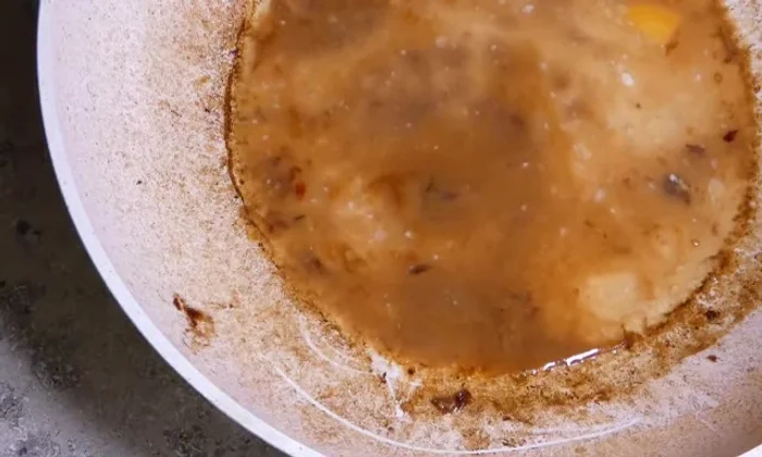 Sauce aufkochen und binden.