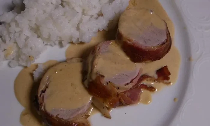 Schweinefilet in Scheiben schneiden.