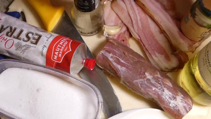 Schweinefilet in der heißen Pfanne von allen Seiten anbraten.