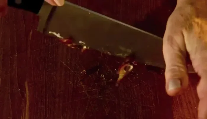 Datteln in kleine Stücke schneiden. Einige für die Dekoration beiseitelegen.