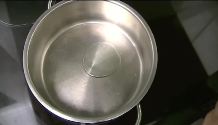 Etwa 1 EL Öl in einem Topf erhitzen. Steckrübenwürfel darin anbraten, bis sie leicht Farbe nehmen, aber nicht braun werden. Mit Wasser ablöschen.