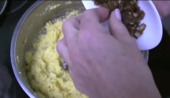 Datteln unter die Steckrübenmasse heben.