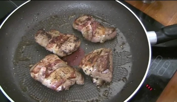 Zum Anrichten: Rehmedaillons auf Teller legen, Steckrübenmus darüber geben und mit den beiseitegelegten Datteln garnieren.