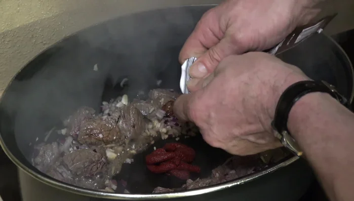 Tomatenmark (ca. 2 EL) hinzufügen.