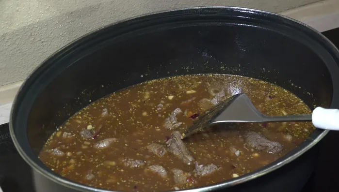 Ca. 70 Minuten bei niedriger Temperatur köcheln lassen.