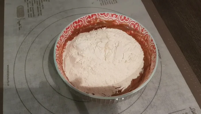 Mehl hinzufügen und alles gut verkneten, bis ein homogener Teig entsteht.