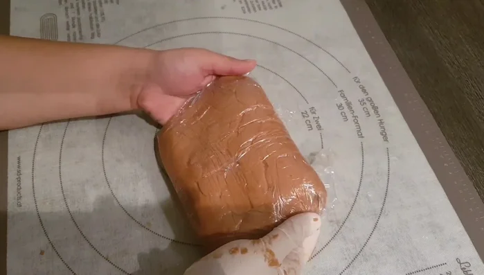 Teig für mindestens 1-2 Stunden, oder am besten über Nacht, in den Kühlschrank stellen.