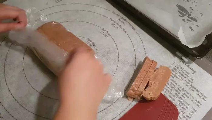 Aus dem gekühlten Teig Kipferl formen. Die Größe und Form sind frei wählbar.