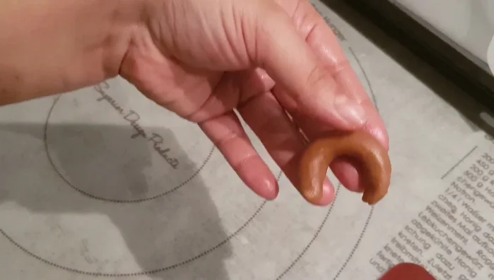 Kipferl auf ein mit Backpapier belegtes Backblech legen.