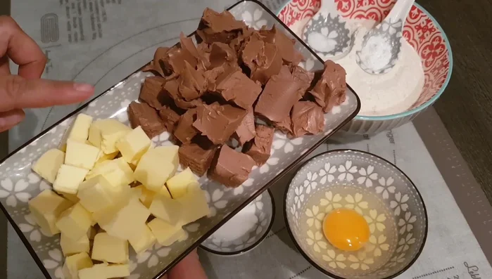 Butter kurz in der Mikrowelle erwärmen, damit sie weicher wird und leichter zu verarbeiten ist (alternativ bei Zimmertemperatur weich werden lassen).