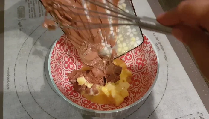 Alle Zutaten (außer Mehl) in einer Schüssel vermengen. Eine Küchenmaschine kann verwendet werden, ist aber nicht zwingend notwendig.