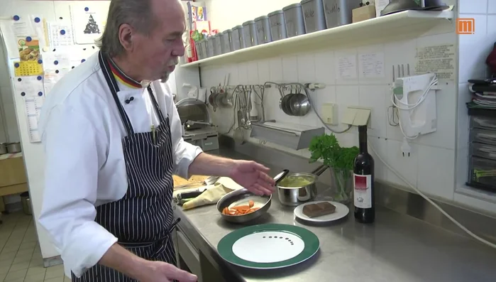 Kartoffelpüree in einen Spritzbeutel füllen und auf den Teller spritzen. Entenbrust, Honigkarotten und Schokoladensoße anrichten.